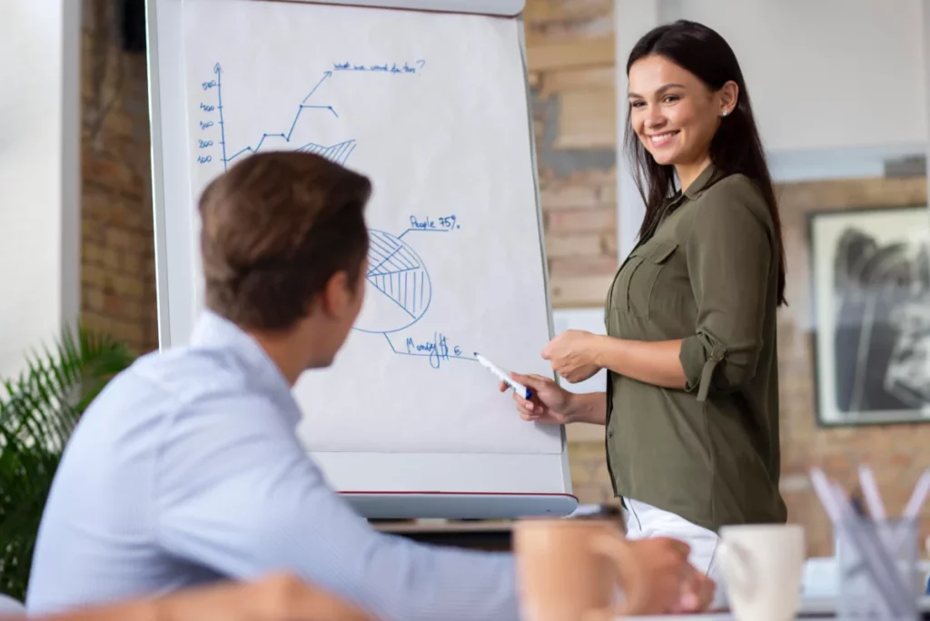 Descubra como treinamentos de vendedores na sua empresa trazem resultados tanto no pré-vendas quanto no pós-venda. Entenda como a sala de aula para vendedores pode ajudar a estimular competências no time de vendas. Fonte: Freepik