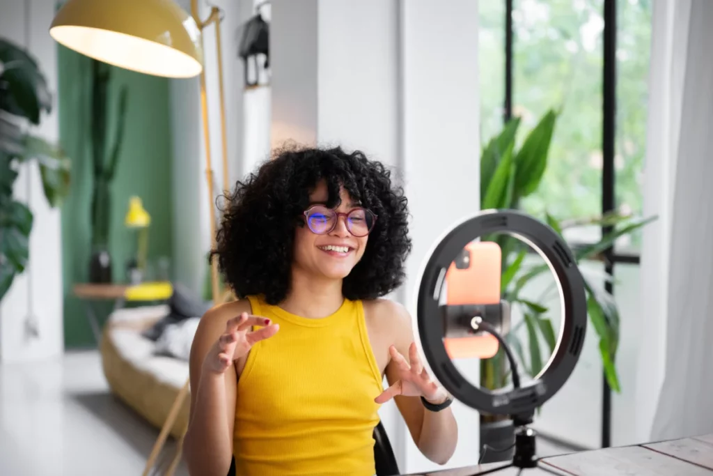 mulher-sorridente-gravando-conteudo-com-luz-circular-hashtags para tiktok