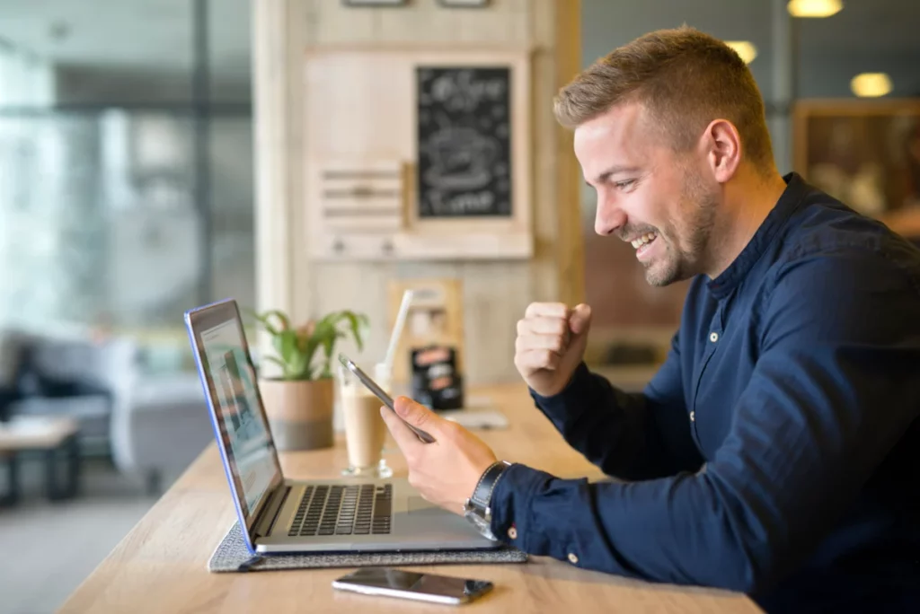 freelancer-feliz-com-tablet-e-laptop-em-uma-cafeteria-como vender mais