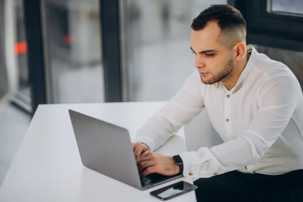 homem-de-negocios-usando-laptop-no-escritorio-google merchant