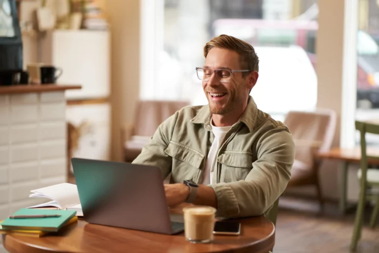 imagem-de-um-jovem-nomade-digital-de-oculos-sentado-em-um-cafe-trabalhando-em-uma-cafeteria-usando-um-laptop-nichos-mais-lucrativos