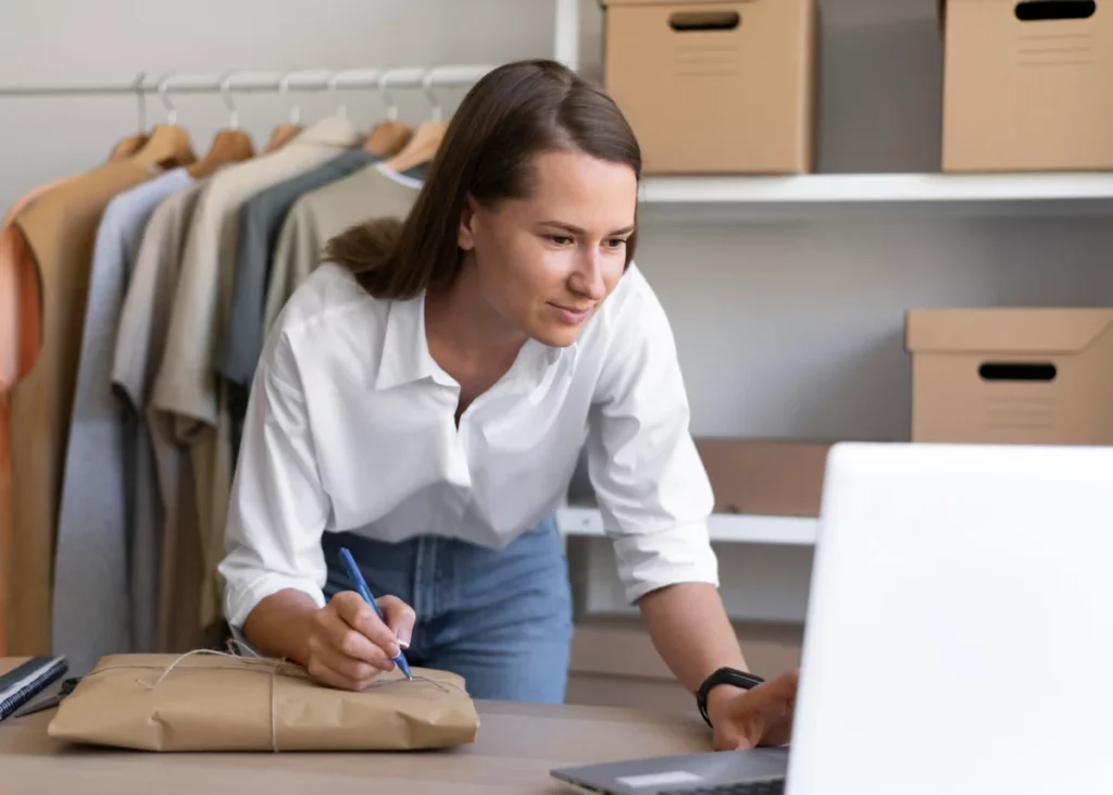 mulher-empreendedora-trabalhando-com-laptop-como começar a vender em 2024