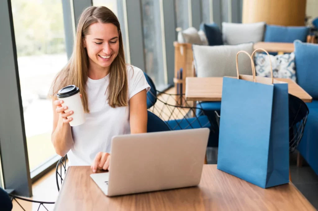 mulher-jovem-e-bonita-trabalhando-em-um-laptop-como começar a vender em 2024