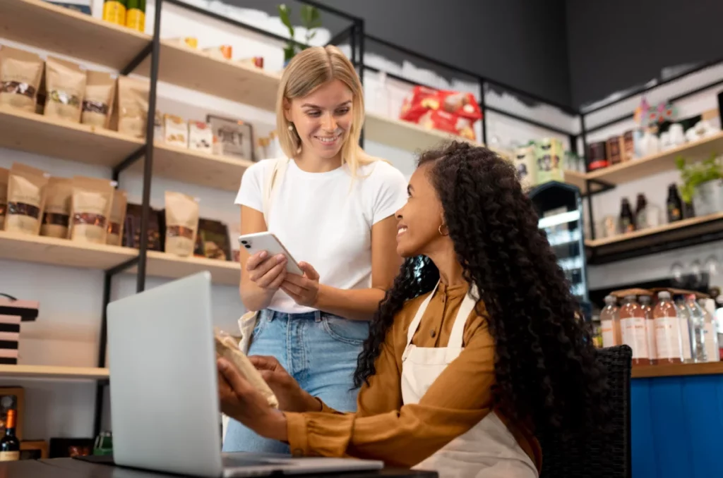 mulheres-sorridentes-em-loja-propria-com-dispositivos-primeira venda