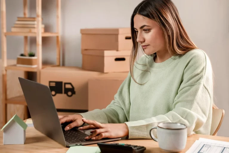 mulher-de-tiro-medio-digitando-no-laptop-ideias-de-produtos-para-vender