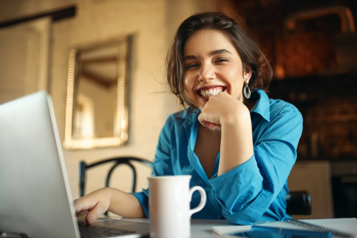 mulher-jovem-e-sorridente-com-um-cafe-enquanto-trabalha-no-computador-como-vender-um-produto