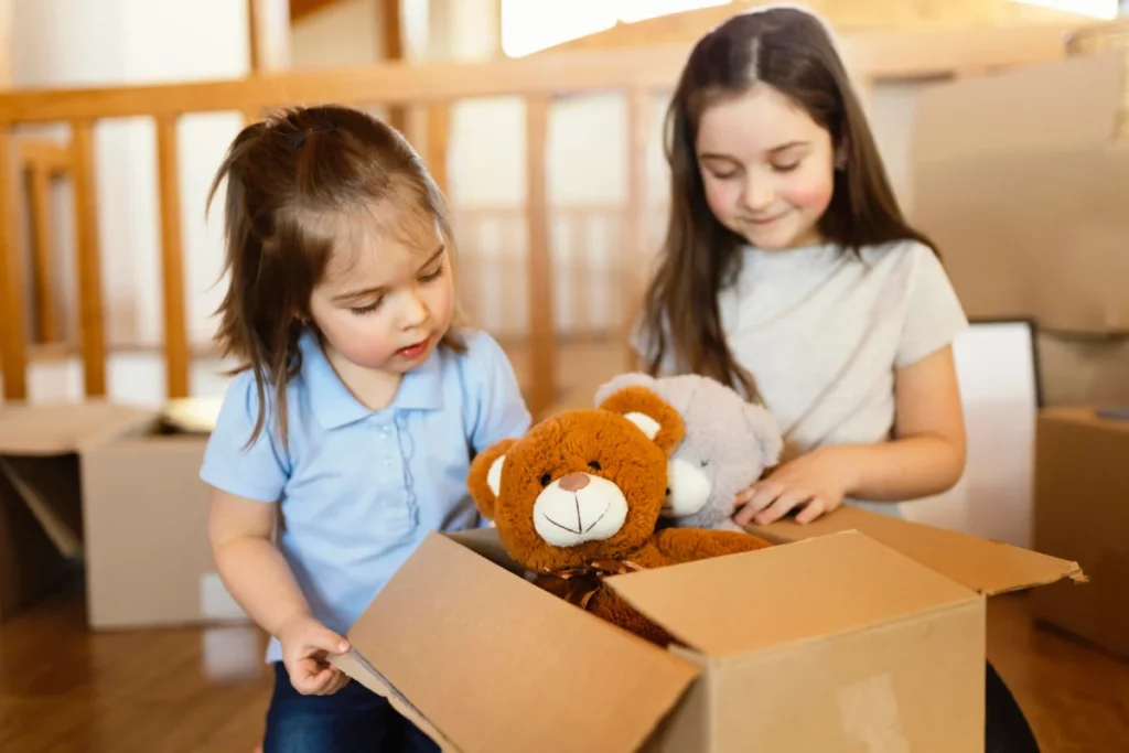 duas meninas abrindo caixa de presente com ursos de pelúcia - loja de brinquedos online