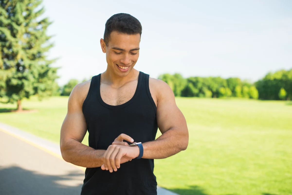 homem-atleta-mexendo-no-relogio-esportivo-relogios-masculinos-esportivos-mais-vendidos