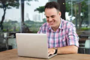 homem-feliz-mexendo-no-notebook-ao-ar-livre-o-que-mais-vende-na-internet