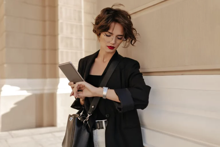 mulher-de-negocios-elegante-com-bolsa-segurando-tablet-enquanto-olha-as-hora-no-relogio-de-pulso-marcas-de-relogios-femininos-mais-vendidos