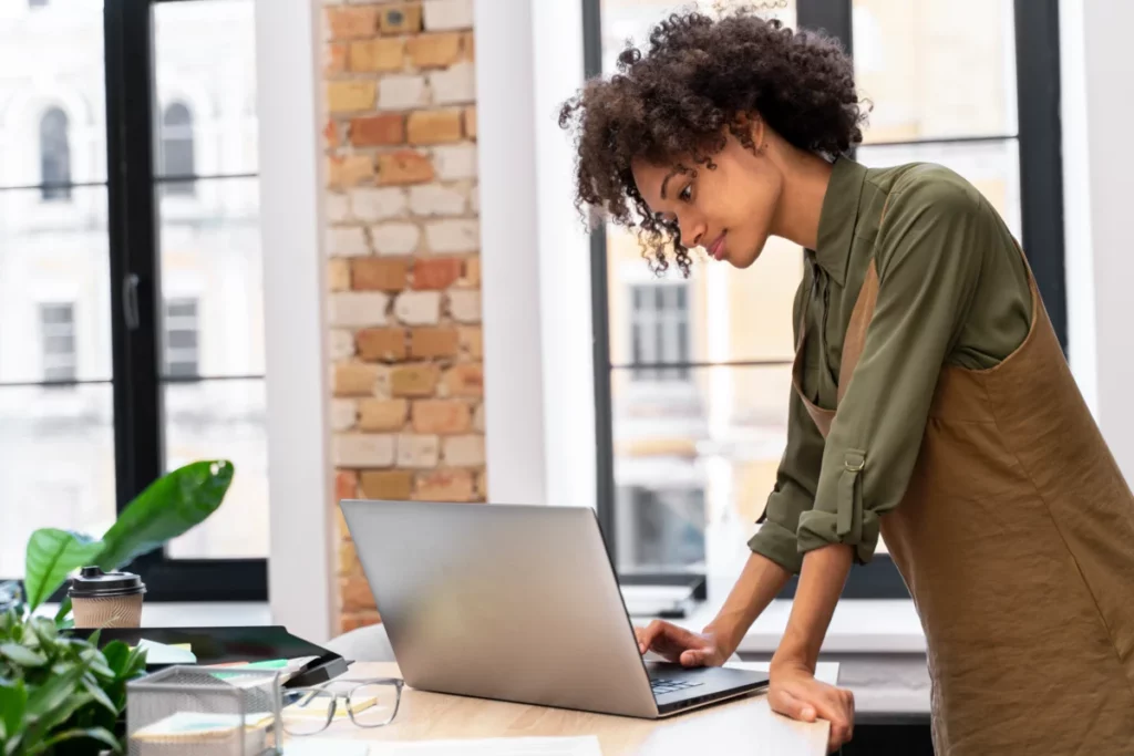 mulher de negócios em pé em frente ao computador - pet shop online