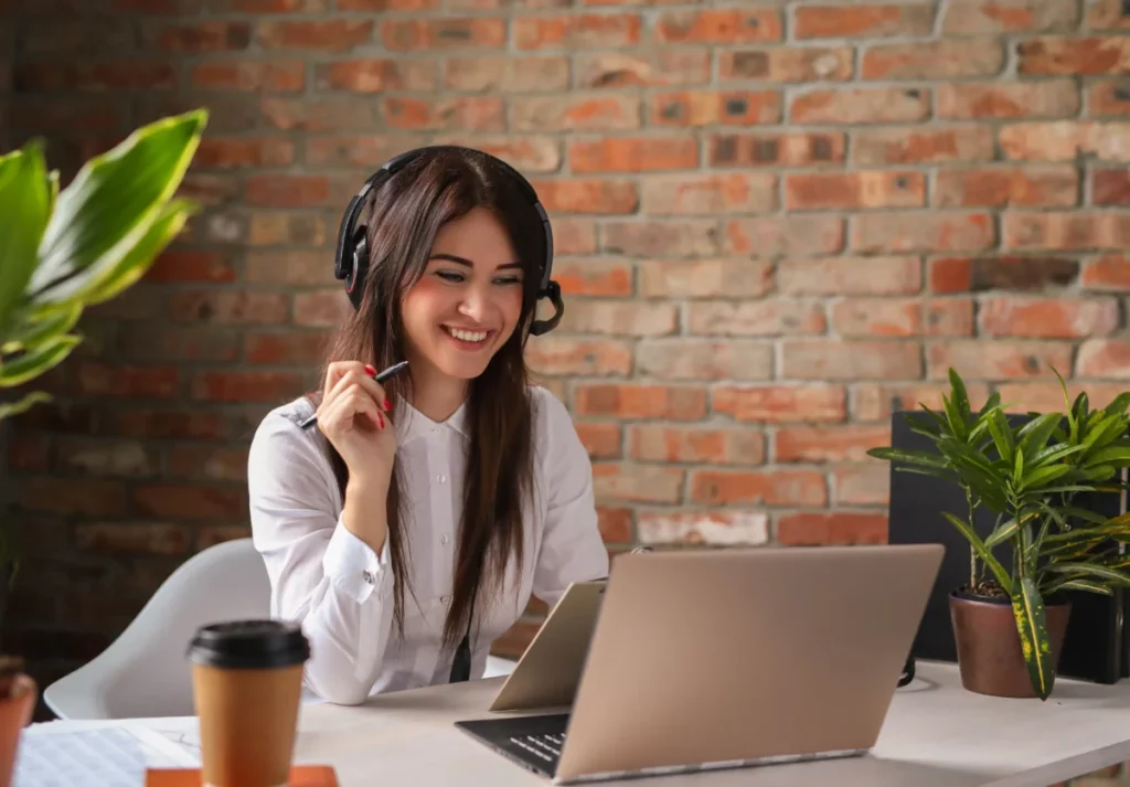 mulher feliz com headset fazendo atendimento ao clinte trabalhando no computador de casa - tipos de clientes