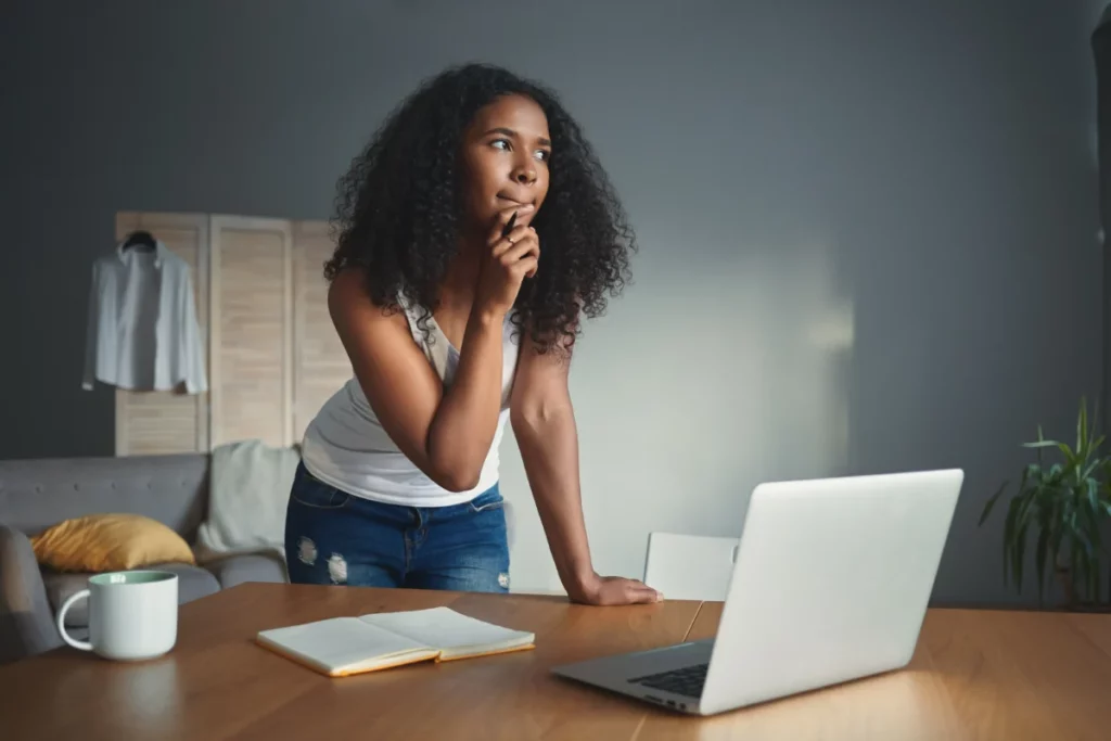 Seja você um personal trainer, vendedor de e-books ou alguém tentando emplacar um produto mínimo viável, os e-commerces são o lugar certo pra você. Responda à perguntas como "quero empreender mas não tenho ideias" agora mesmo.Fonte: Freepik