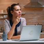 mulher-sentada-em-mesa-de-trabalho-pensativa-em-frente-ao-computador-quero-empreender-mas-nao-tenho-ideias