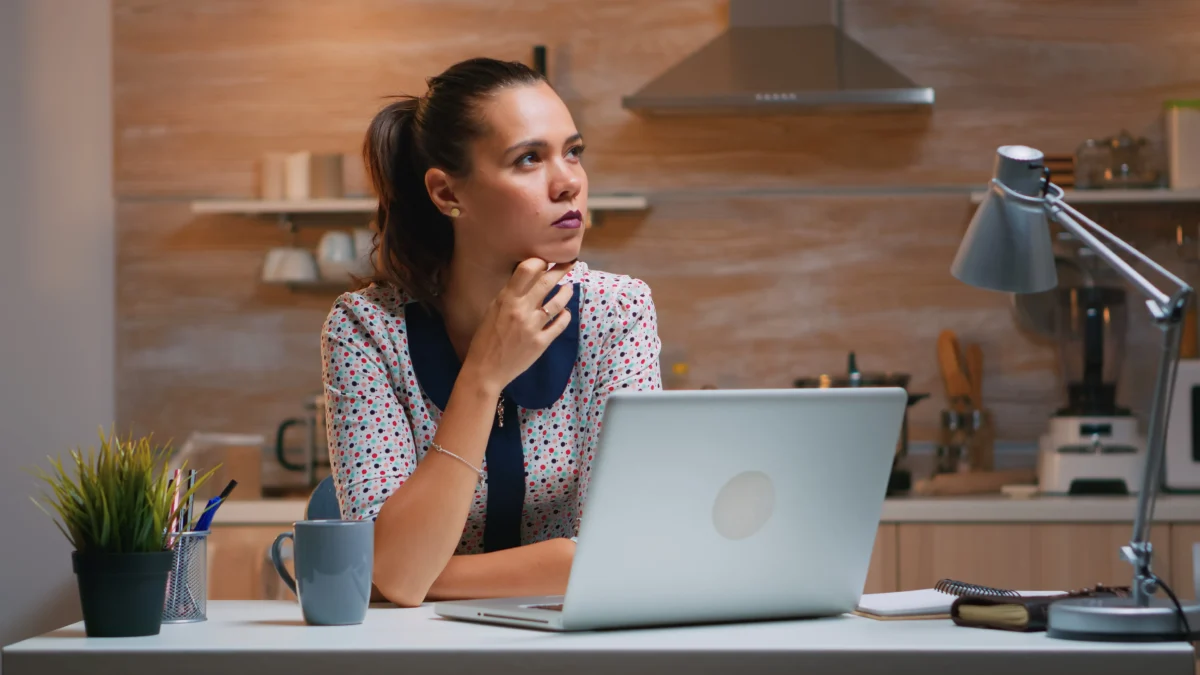 mulher-sentada-em-mesa-de-trabalho-pensativa-em-frente-ao-computador-quero-empreender-mas-nao-tenho-ideias