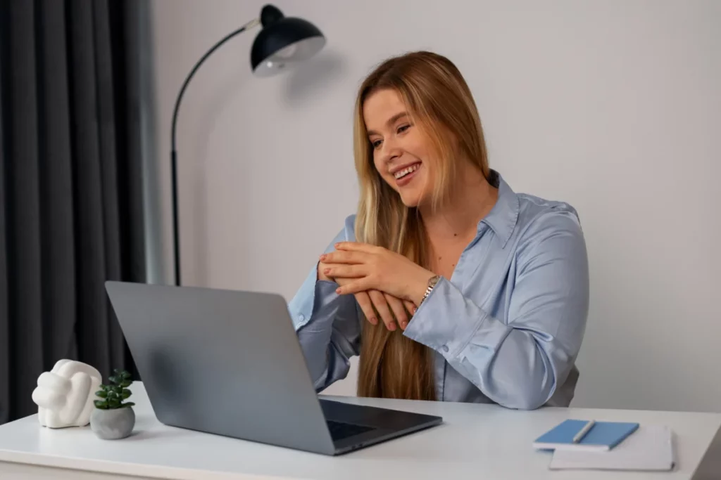 mulher usando laptop em escritório de casa - nichos que mais vendem na internet