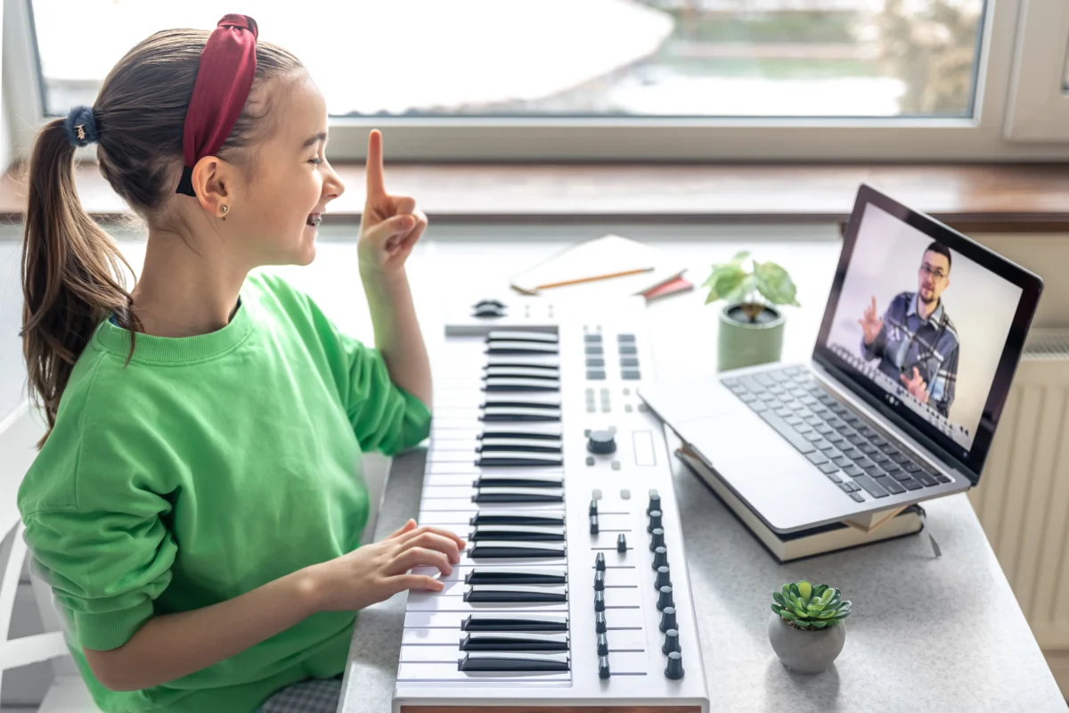 menina aprendendo aula de piano online - marketplace de serviços