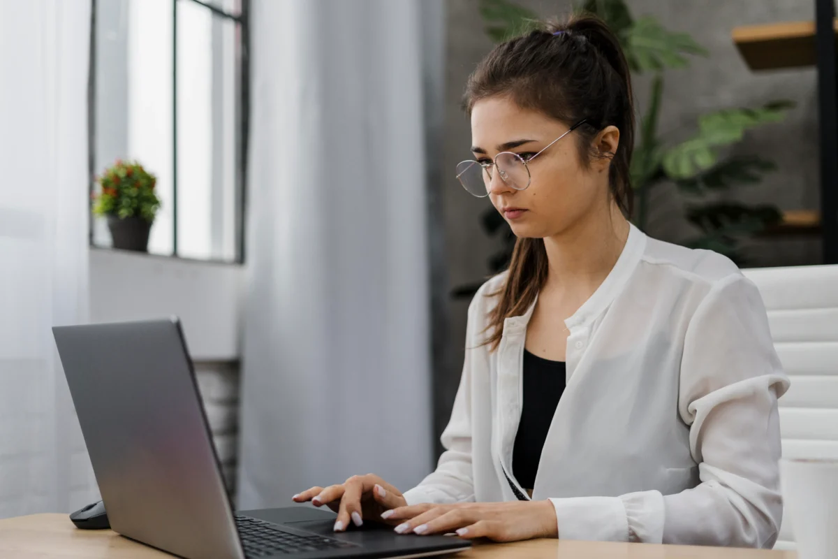 mulher de negocios trabalhando no computador em casa - curso de marketplace