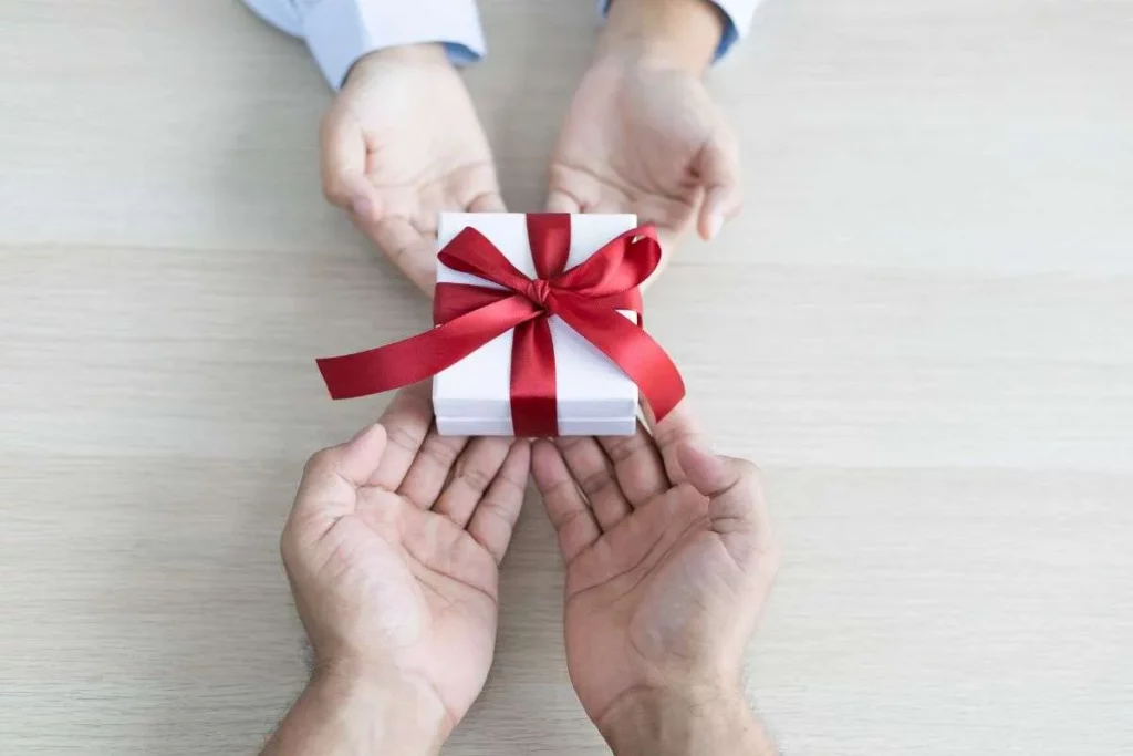 Conheça os benefícios de usar os mimos para clientes como estratégia