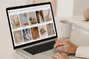 Pessoa usando um notebook para publicar vídeos no Pinterest e promover produtos de uma loja virtual.