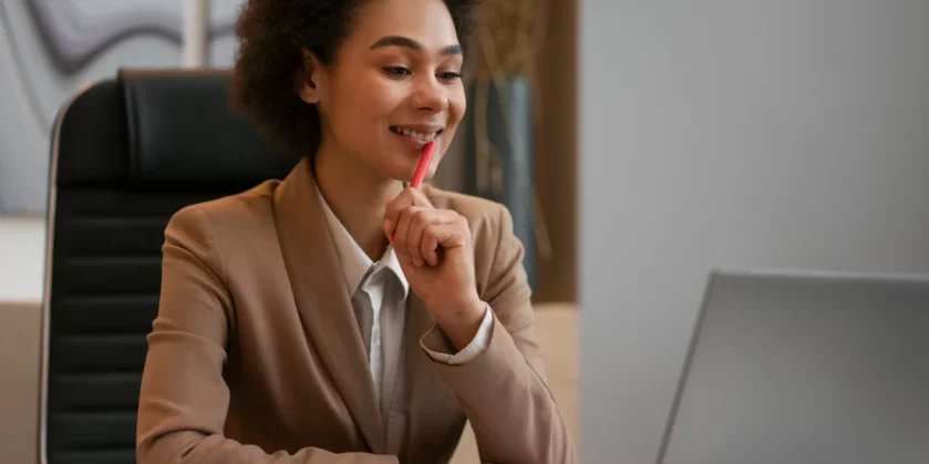 empreendedora-negra-feliz-e-bem-vestida-trabalhando-no-computador-em-escritorio-plataforma-de-venda-online