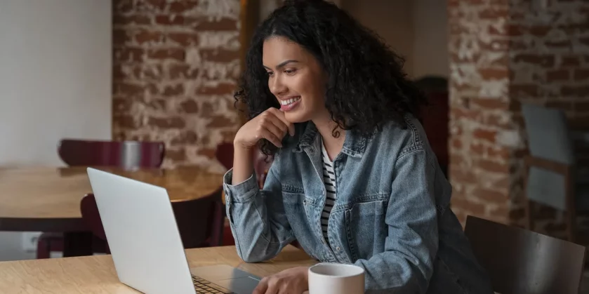 mulher-de-tiro-medio-com-laptop-na-cafeteria (2)