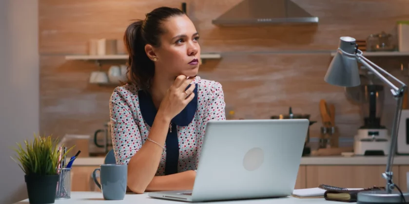 mulher-sentada-em-mesa-de-trabalho-pensativa-em-frente-ao-computador-quero-empreender-mas-nao-tenho-ideias