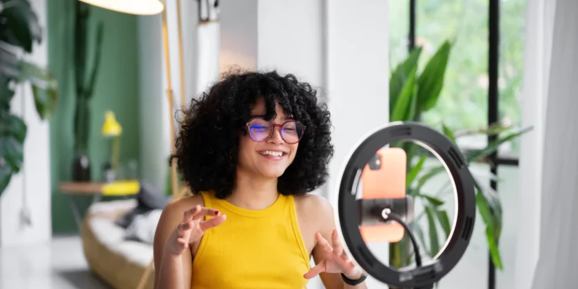 mulher-sorridente-gravando-conteudo-com-luz-circular-hashtags-para-tiktok